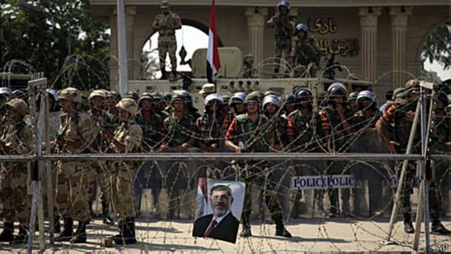 Soldados em frente ao Clube de Oficiais no Cairo (AP)