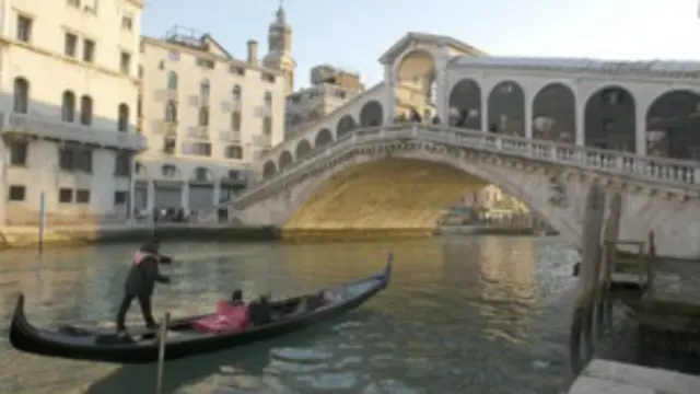 意大利威尼斯运河上的贡多拉船和船夫。