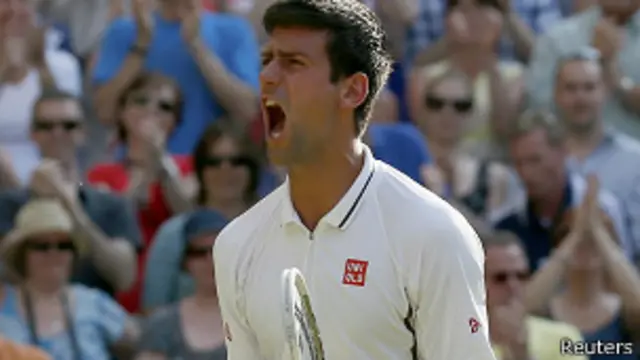 Новак Джокович празднует победу в полуфинале