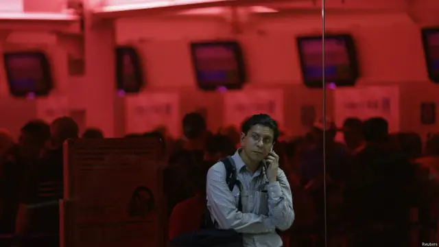 Un pasajero habla por el celular