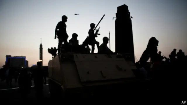 Militares foram vistos disparando contra manifestantes; ao menos 12 morreram