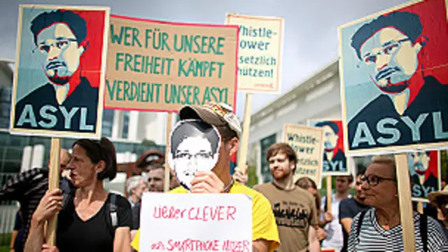  එඩ්වර්ඩ් ස්නෝඩන් , මොස්කව් ජාත්‍යන්තර ගුවන් තොටුපලෙහි රැඳී සිටින බවට අදහස් පළවෙමින් පවතී. 