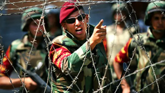 Полиция ҳаракатни жиловлаш мақсадида Нил орқали ўтадиган кўприкни ёпиб, ҳарбий база атрофига симли тўсиқлар ўрнатган.