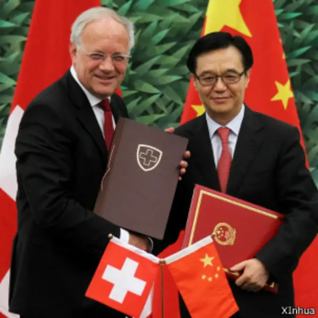 高虎城与施奈德-阿曼在北京的签字仪式上（06/07/2013）