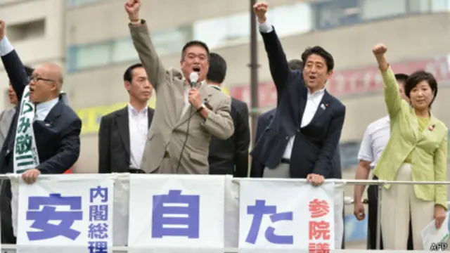 日本首相安倍晋三为自民党参议院选战候选人拉票（04/07/2013）