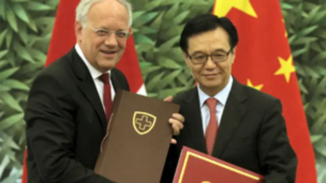 الوزيران الصيني والسويسري في حفل توقيع الاتفاق الجديد