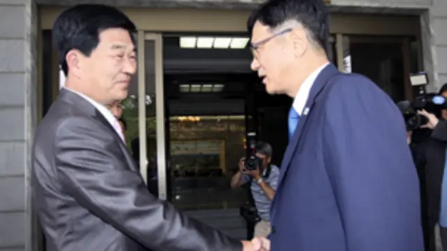 اجتمع ممثلا الطرفين في بانمونجوم