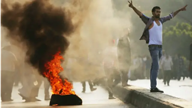 قاهره کې سیاسي مخالفانو یو بل په ډبرو ویشتلي.