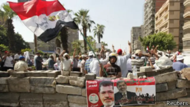 يحصن انصار مرسي اعتصامهم باكياس الرمال والحجارة