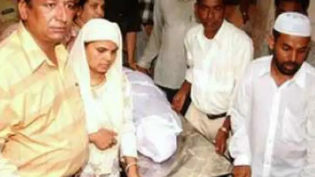 عشرت جہاں اور تین دیگر افراد کو گجرات کی پولیس نے ایک مبینہ فرضی مقابلے میں ہلاک کر دیا تھا