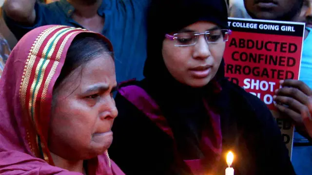 इशरत जहाँ की माँ और बहन