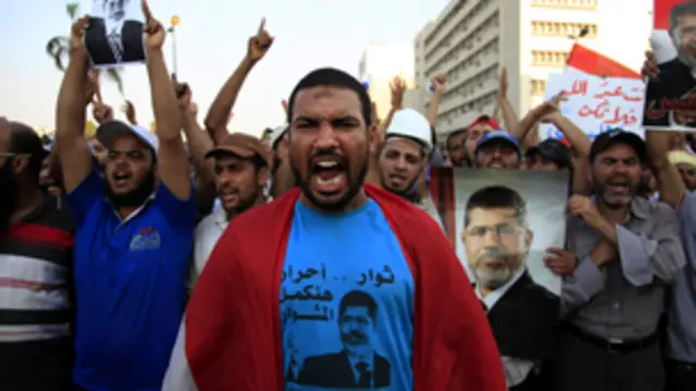 قاهره کې هغه وخت ترینګلتیا ډېره شوه چې د محمد مرسي پلویانو د جمهوري ګارډ‌ مرکز لور ته یون پیل کړ، چې ویل کېږي، ښاغلي مرسي دغه ځای کې ساتل شوی دی.