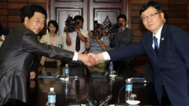 اجتمع ممثلا الطرفين في بانمونجوم