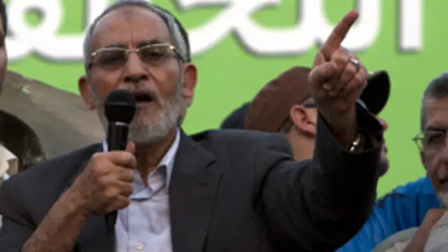 مرشد عام الاخوان المسلمين محمد بديع يخاطب مؤيديه في ميدان رابعة العدوية