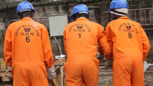 चीन की कंपनियाँ अफ़्रीका में अपने लोग लेकर आ रही हैं जिसके कारण अफ़्रीका के कुछ हिस्सों में तनाव फैला है.