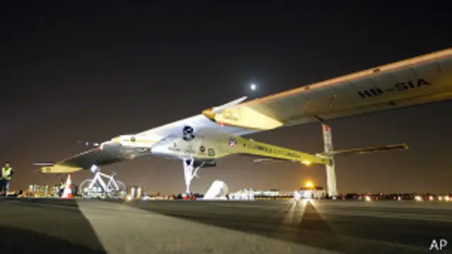 Самолет Solar Impulse на аэродроме в Калифорнии (3 мая 2013 года)