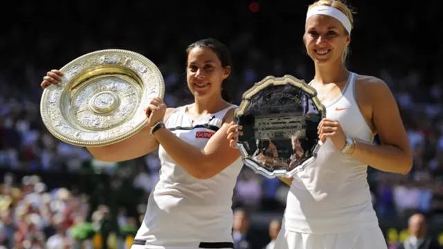 ماریان بارٹولی نے میچ کے ابتد سے اپنی حریف پر دباؤ بڑھا لیا اور کسی لمحے پر بھی سبین لزیکی کو کھل کر کھیلنے کا موقع ہی نہیں دیا۔ انہوں نے پہلےسیٹ چھ ایک کے واضح مارجن سےفتح حاصل کی۔