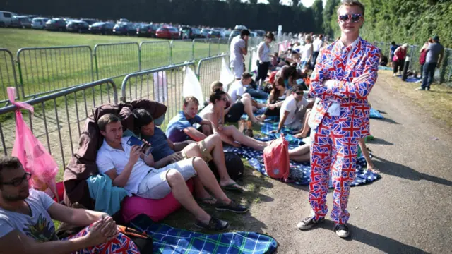 اس میچ کو دیکھنے کے لیے صبح ہی ٹینس کے مداحوں کی ایک بڑی تعداد سٹیڈیم پہنچنی شروع ہوگئی، اینڈے مرے کا تعلق برطانیہ سے اور امکان ہے ان کی حمایت کے لیے برطانوی مداح بڑی تعداد پہنچےگیں۔