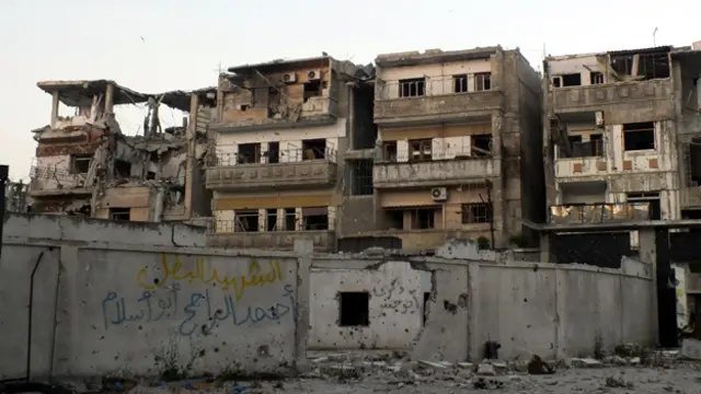 دمار شديد في حي الخالدية في حمص