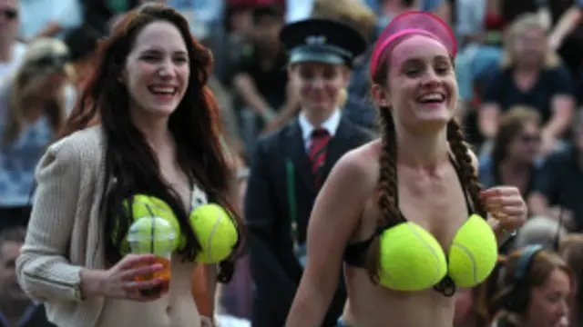 در هر دوره مسابقات ویمبلدون بیش از ۳۰۰ هزار فنجان چای، ۲۵۰ هزار بطری آب، ۱۳۵ هزار بستنی و ۵۷ هزار لیتر آبجو مصرف می‌شود