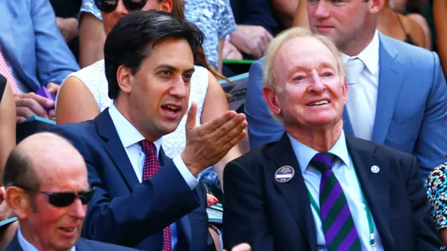 اد میلیبند رهبر حزب کارگر بریتانیا در کنار رود لور، قهرمان پرسابقه تنیس استرالیایی