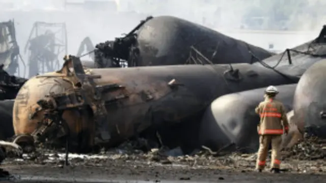 تیل سے بھری ٹرین جب پٹری سے اتر کر عمارتوں سے ٹکرائی تو دھماکے ہوئے اور آگ بھڑک اٹھی