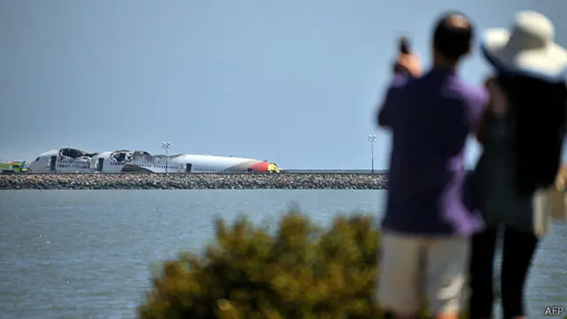 Una pareja toma una fotografía del accidente