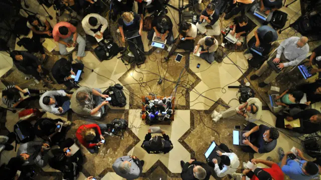 Kepala Badan Keselamatan Transportasi Nasional, Deborah Herman memberikan penjelasan kepada para wartawan