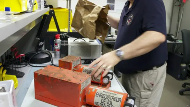 Mesin perekam data penerbangan dan perekam suara kokpit dari pesawat Boeing 777