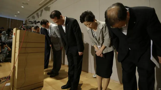 Presiden dan Kepala Eksekutif Asiana Airlines, Yoon Young-doo bersama anggota dewan