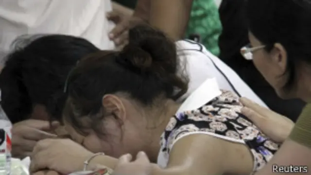 والدین سوگوار یکی از دو قربانی سقوط هواپیما