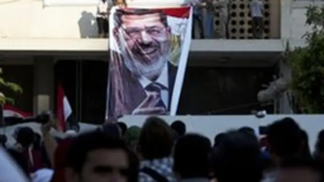 Áp phích mang hình Morsi