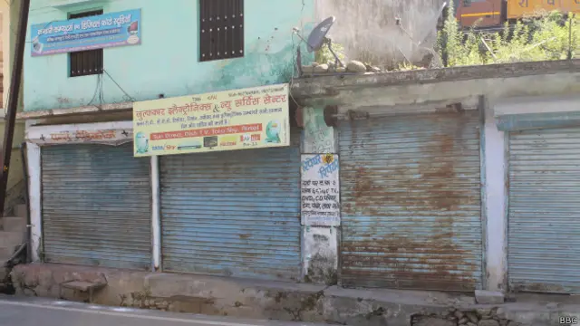 मन्दाकिनी नदी के किनारे बसे गाँव अब खाली हैं