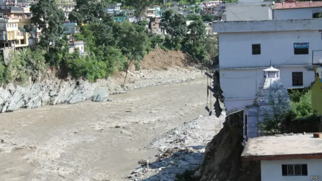 नदी के तेज बहाव में मकान और मंदिर बह गए