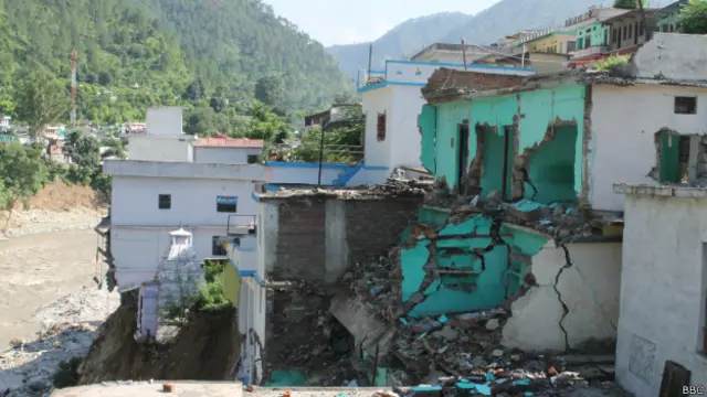 नदी किनारे बसे तमाम मकान खतरे में हैं