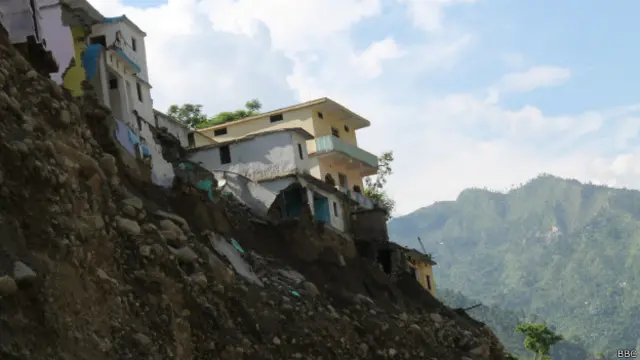 ज्यादातर मकानों पर खतरा मंडरा रहा है