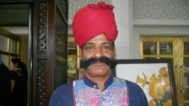 هره ورځ تر یوه ساعته پورې د برېتو پالنه کوم، سیلانیان یې په لیدو خوشحالېږي او کله نا کله ډالۍ راکوي. سرجیت سنګ