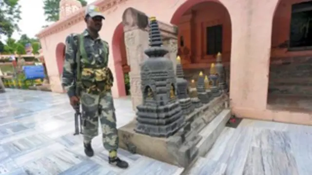 وصفت الشرطة العبوات المستخدمة في التفجيرات بأنها عبوات موقوته منخفضة الحدة