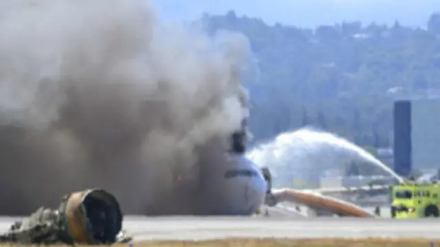 ذيل الطائرة ارتطم بالمدرج واشتعلت فيها النيران.