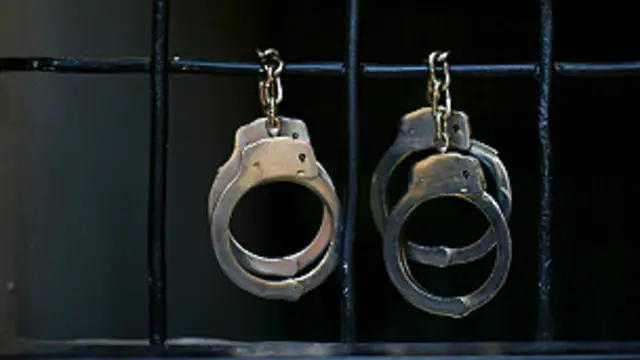 हथकड़ी, राजनीति का अपराधीकरण