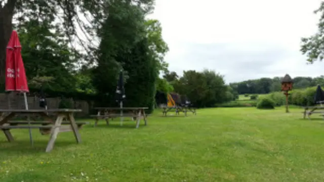 凱特和威廉經常從後院走到酒館