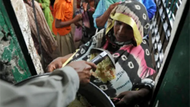 کراچی میں اس سے پہلے بھی راشن کے تقسیم کے دوران بھگدڑ کے واقعات پیش آ چکے ہیں(فائل فوٹو)