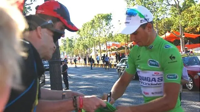 Уболівальники прагнуть якомога ближче підібратися до кумирів