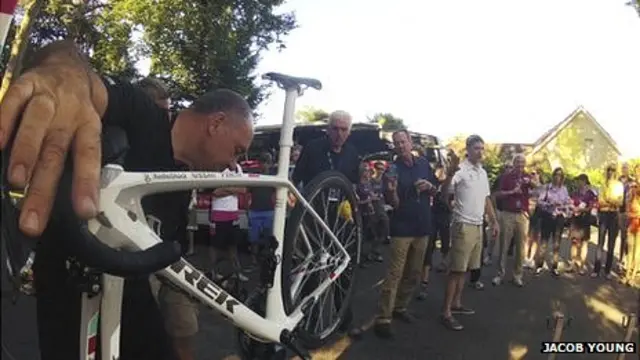 Клієнти фірми Trek Travel мають змогу поспілкуватися з представниками Radio Shack Leopard Trek і роздивитися Trek Madone – велосипед, на якому виступає команда