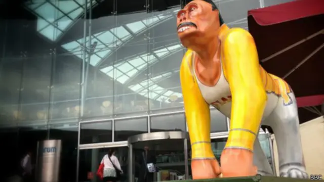 Статуя гориллы в костюмом Фредди Меркьюри