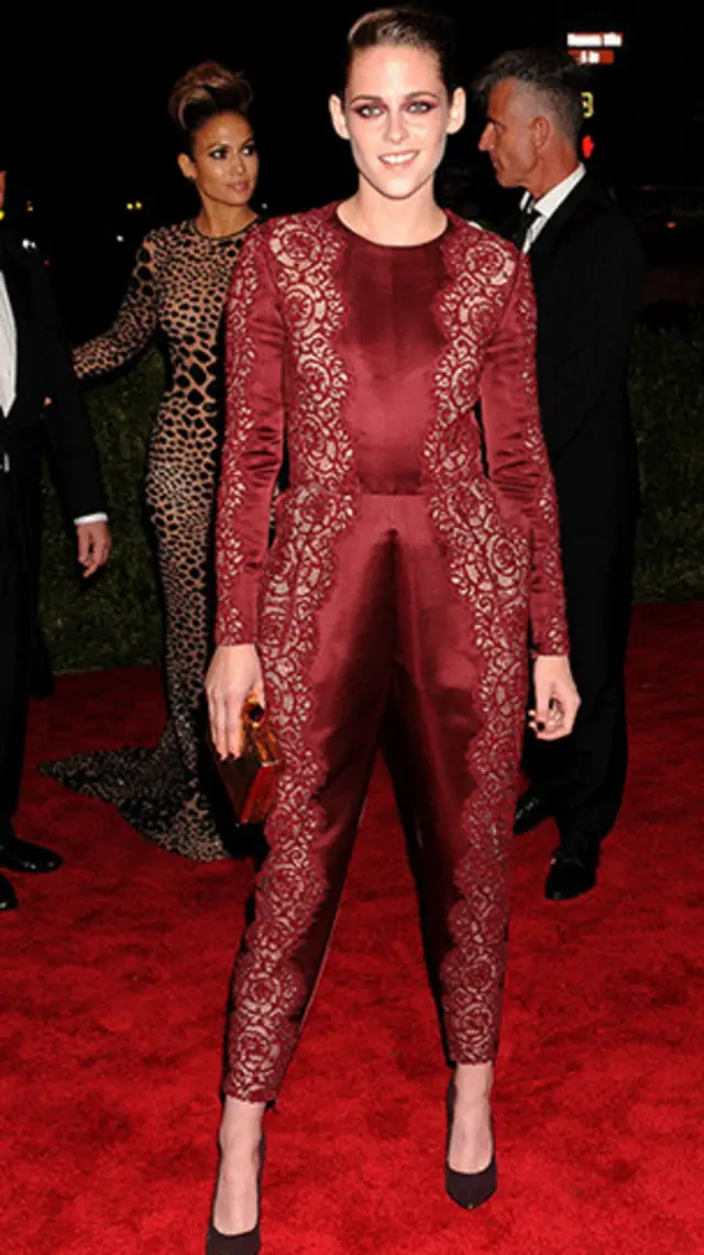 《暮光》斯图沃特身着暗红缎面蕾丝连身礼服