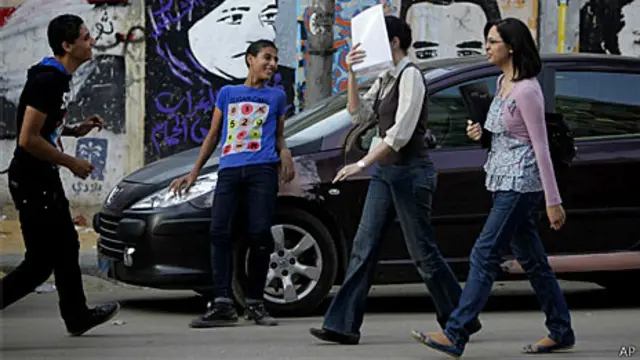 Mulheres protegem o rosto perto da praça Tahrir em maio 