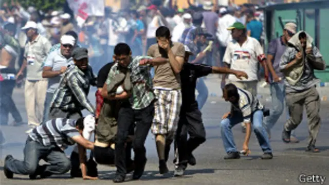 埃及军队开枪打死50余支持被驱逐总统穆尔西的示威者