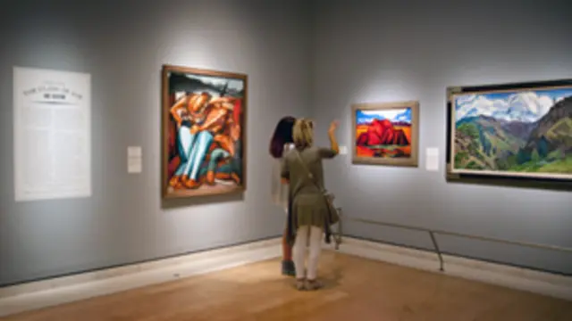 Visitantes mirando la obra de Orozco (centro) y otras pinturas. (Foto: Emma Lynch)