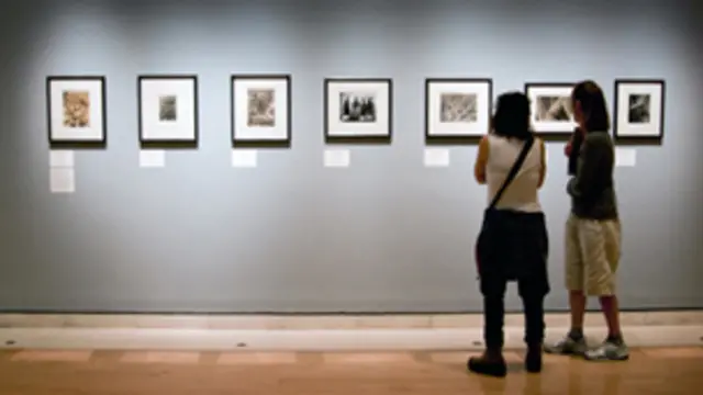 Visitantes miran fotografías en la exhibición de la Royal Academy. Foto: Emma Lynch.